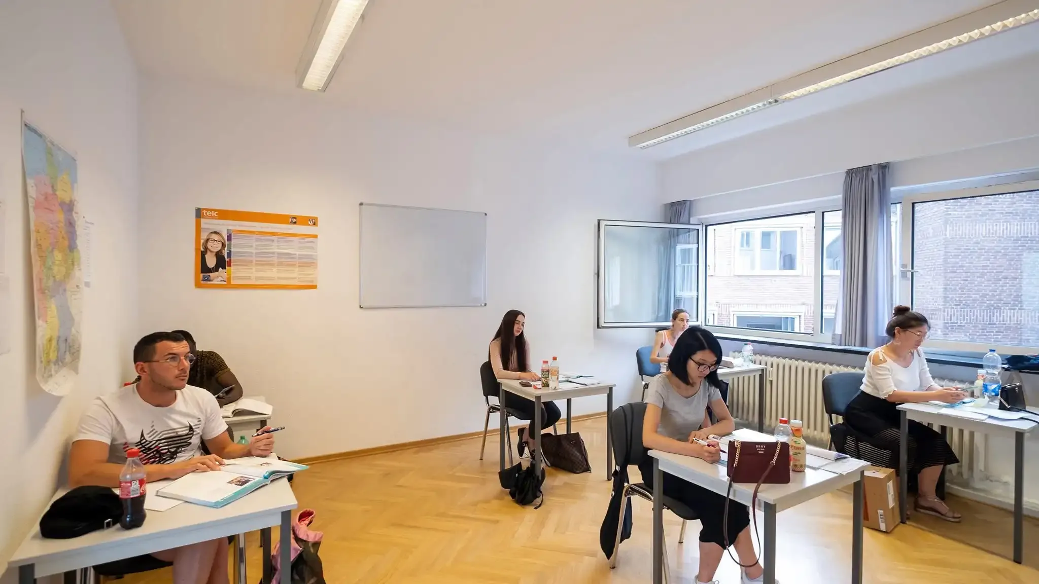 Lernende arbeiten konzentriert in einer Deutschstunde